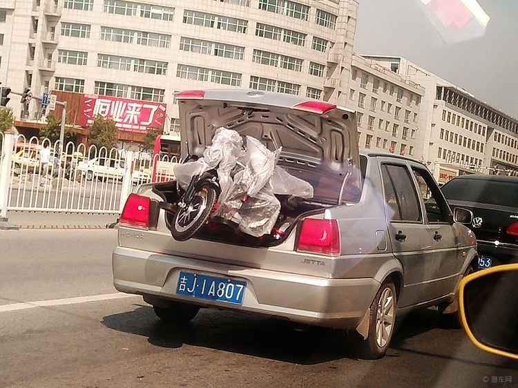 自行车怎么放进后备箱 b6d9e5ee5c2542bbb5b054928915e941.jpg