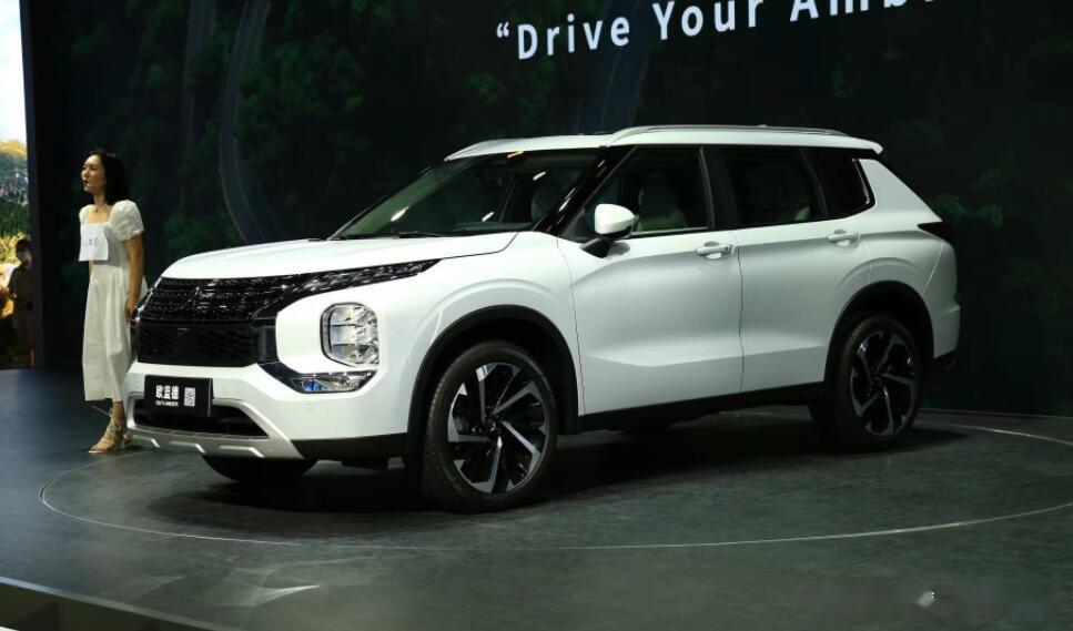 外观造型方面,新款三菱欧蓝德采用了全新"bold stride"设计理念,整体