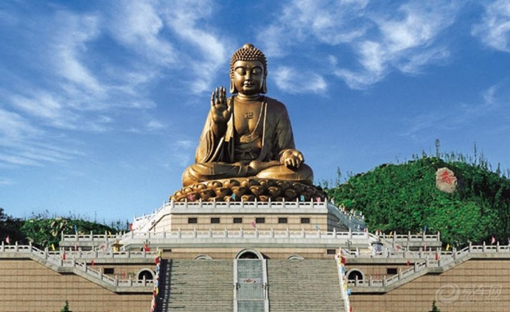 南山大佛 位于山东省烟台市龙口市南山旅游区的南山大佛,高38.66米