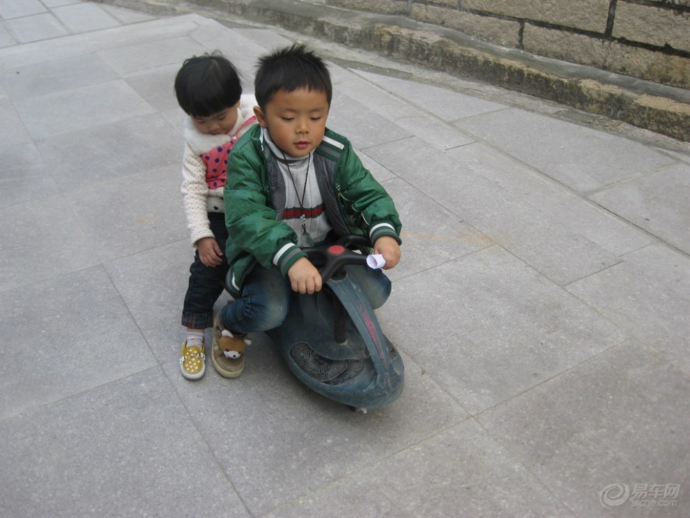 【【双dan狂欢】宝宝跟小哥哥一起坐扭扭车!】