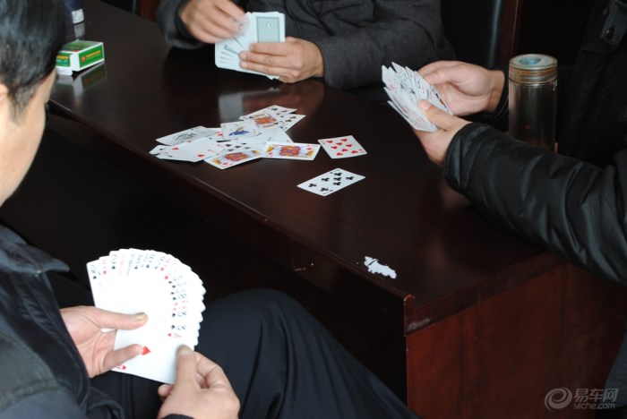 【参加迎新年元旦职工扑克比赛花生油福利礼品