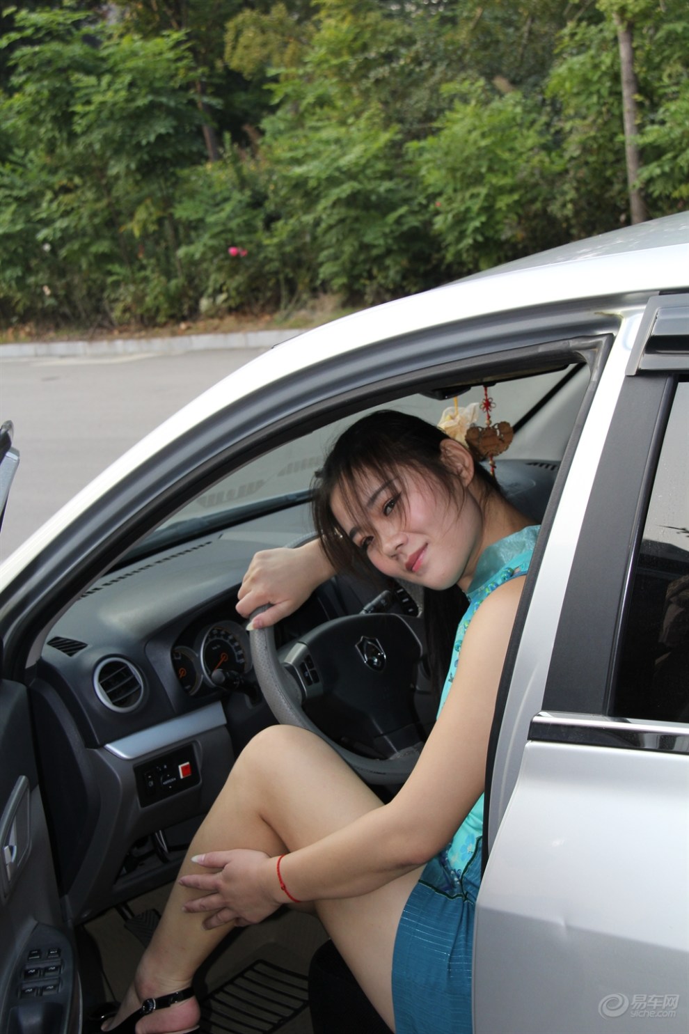 【我要当车模】百变美女邂逅夏日午后阳光