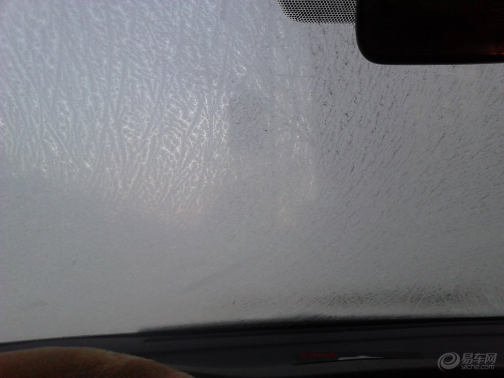 【汽车车窗上霜】