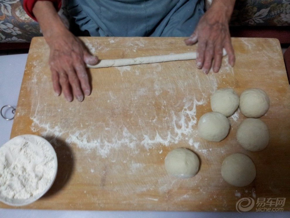 【【年味中国】 过年了~妈妈给我们蒸馒头】_