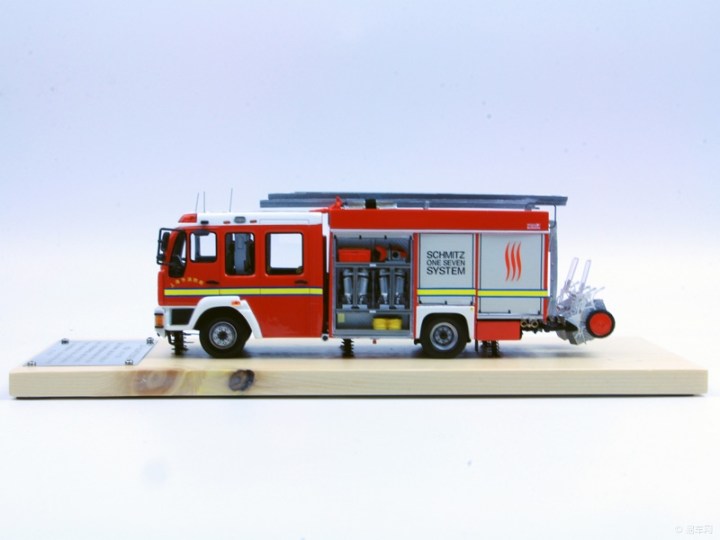 【1:43 上海消防 3.2米一七式MAN压缩空气泡沫