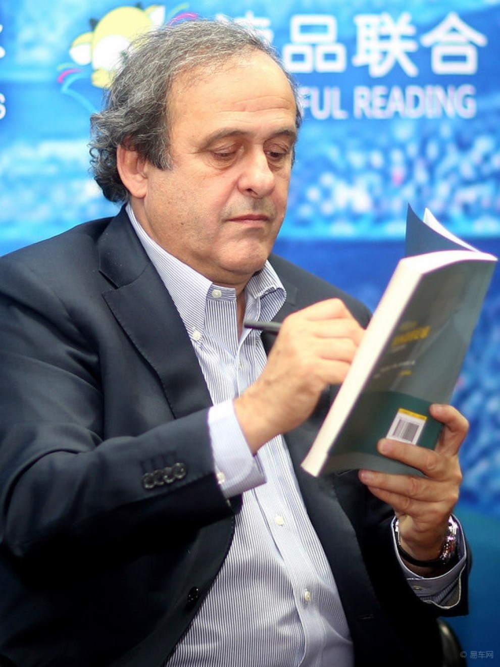 【普拉蒂尼现身北理工 金志扬赠送10号球衣】