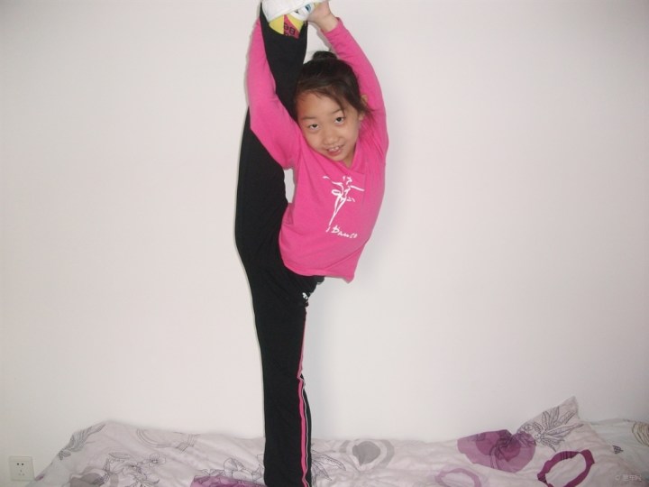 【【超宝动起来】女儿舞蹈基本功】_超级宝贝