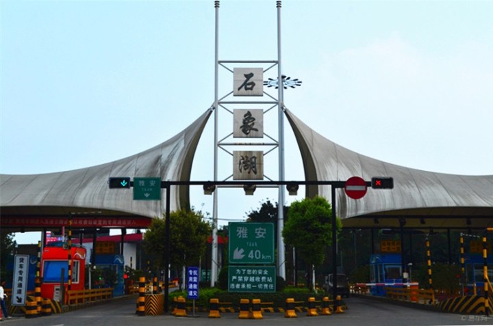 一,石象湖景区大门前后景观