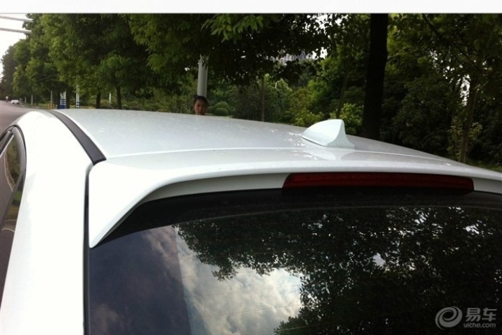 丫头当车模来一张大鹏展翅恨天低