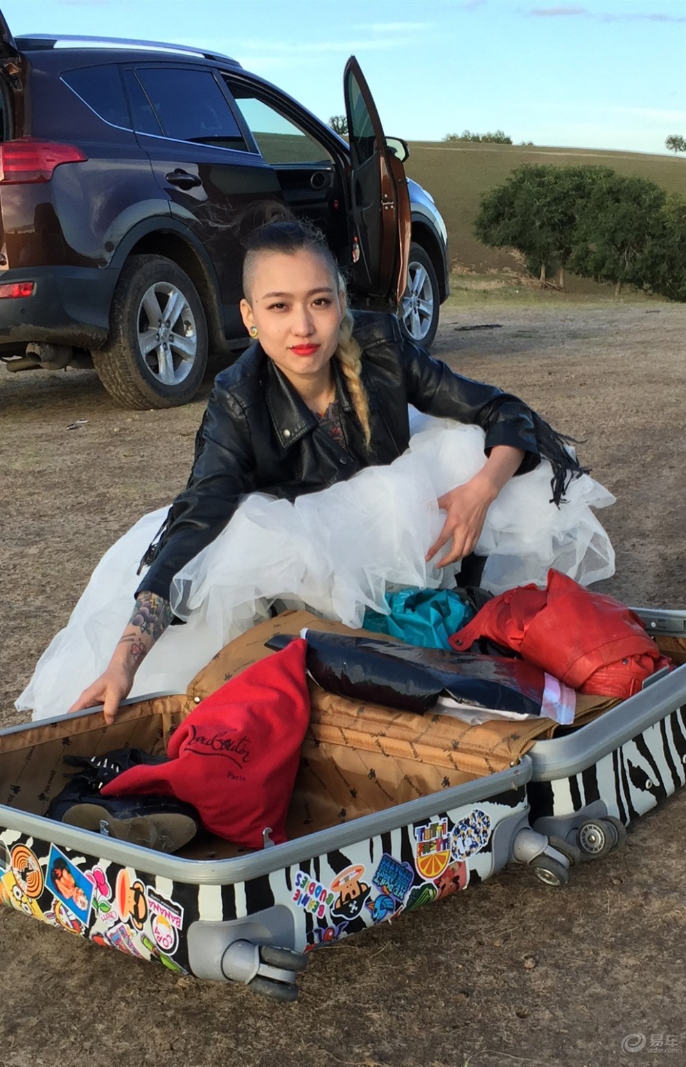 【文身新娘大妞范儿草原抓拍,请多指教~】_丽