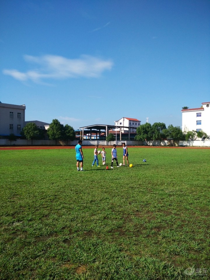 跟我去学踢足球