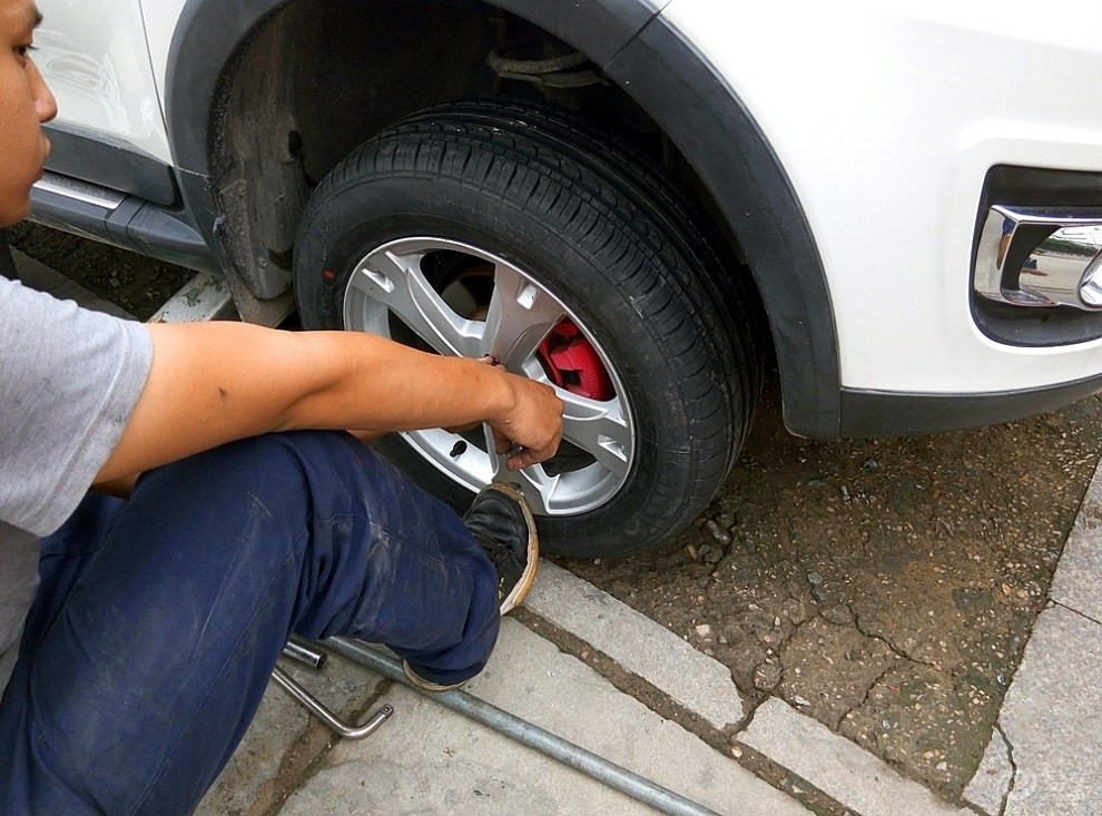 【精华帖有奖活动】小四爆胎后换新胎