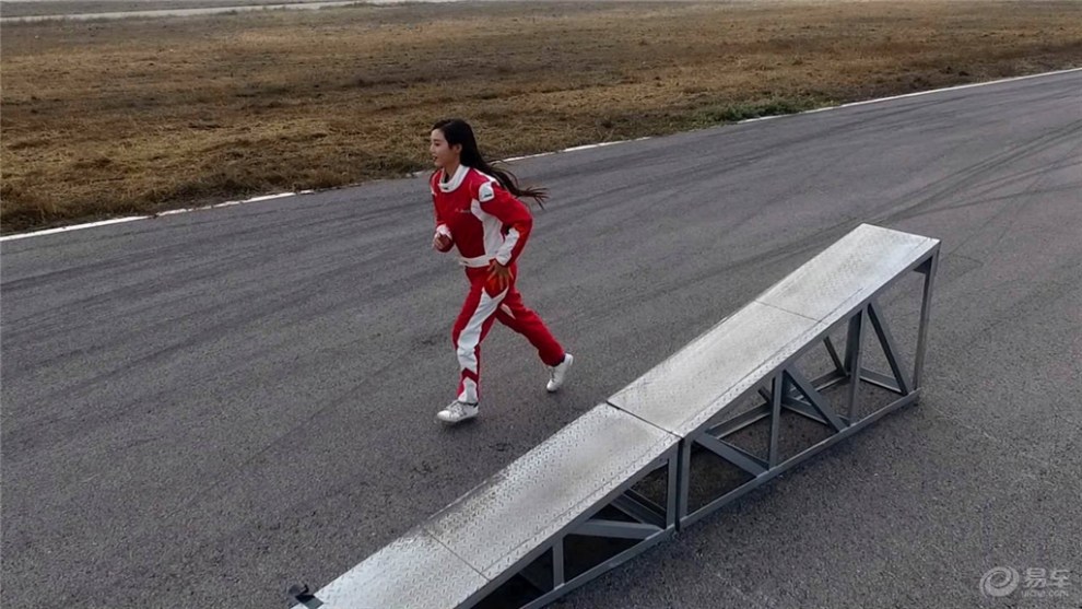 中国美女赛车手玩转jeep自由侠赛道两轮行驶
