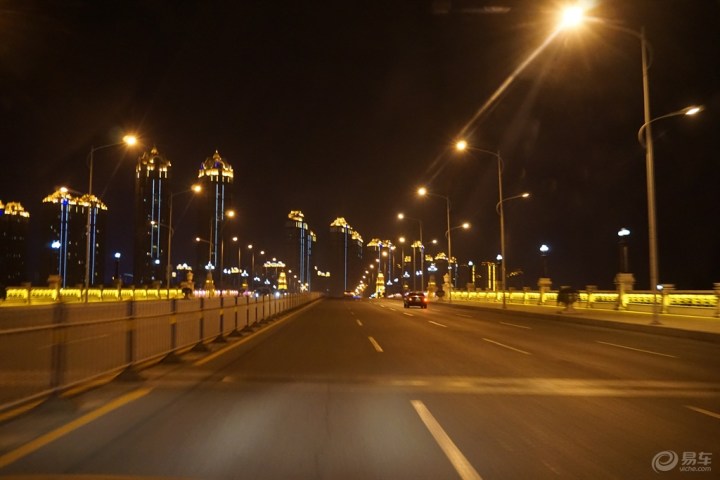 哈尔滨市街道(群力大道)的夜景