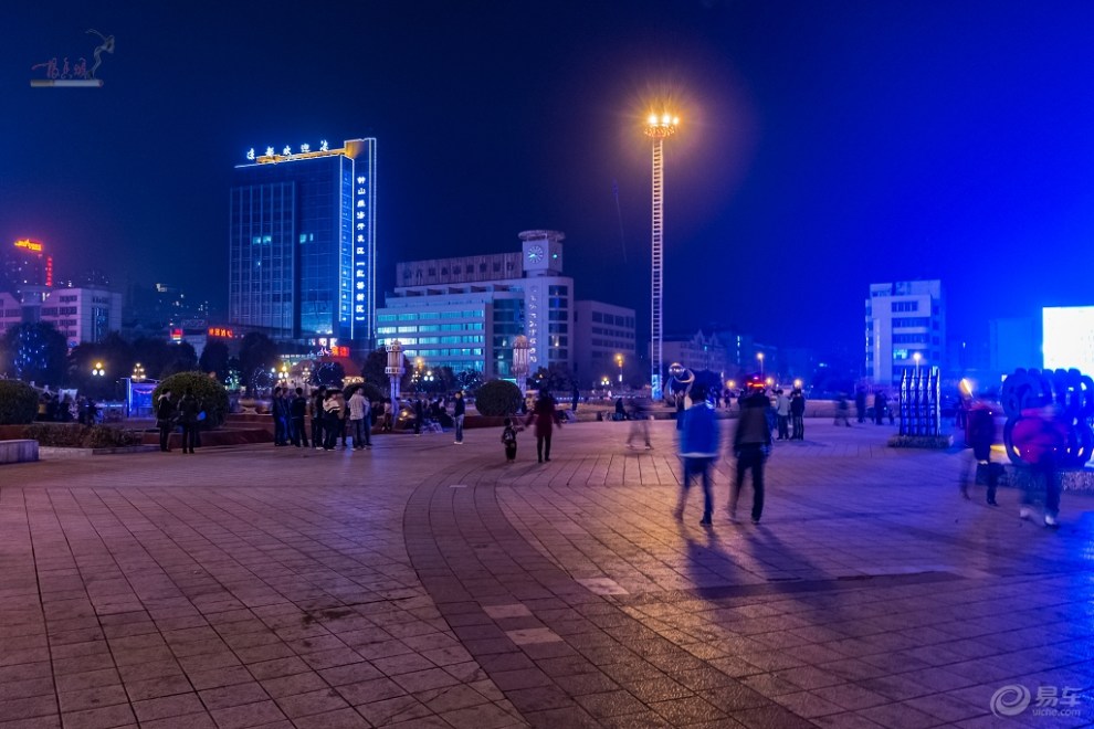 夜晚中的六盘水市