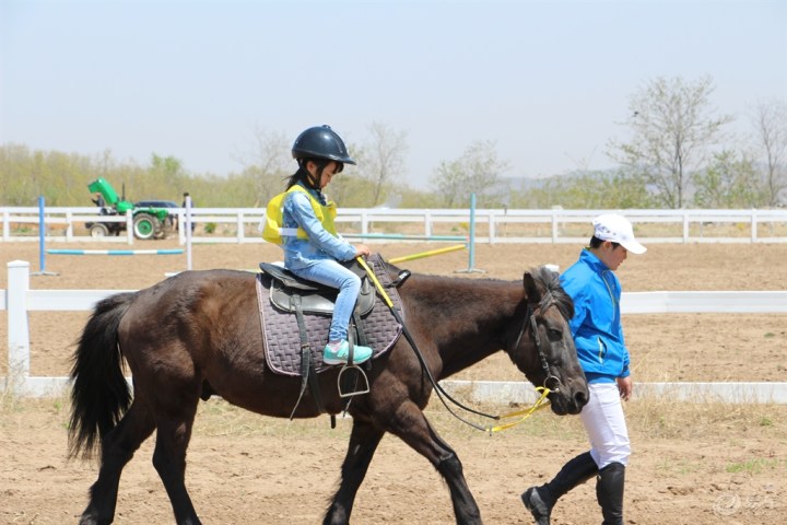 【【爱劳动要快乐】女儿马场骑行】_超级宝贝