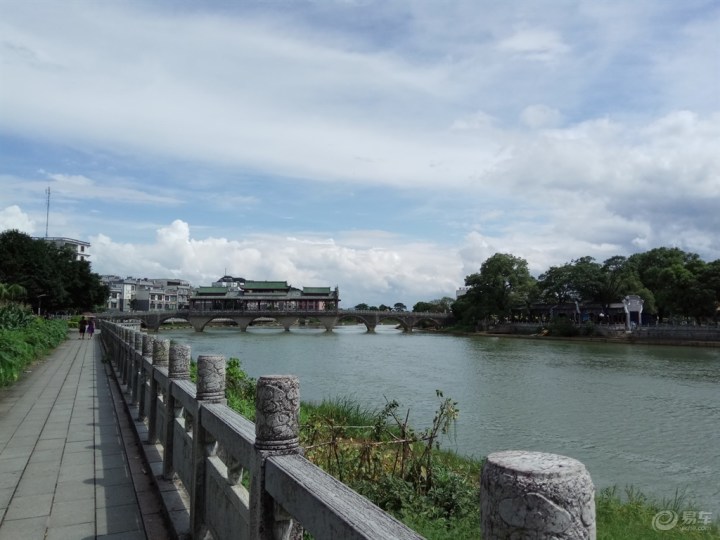 走在江边,碧波粼粼,富川的标志建筑----风雨桥就的远处的江上.