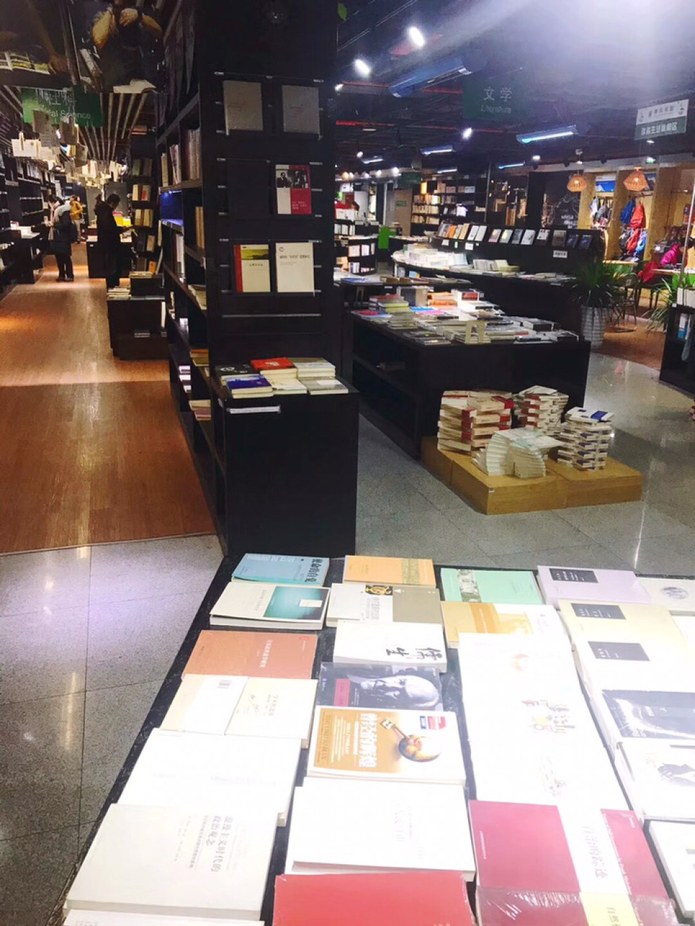 【开着雷诺,最后一次去上海季风书店】_雷诺E