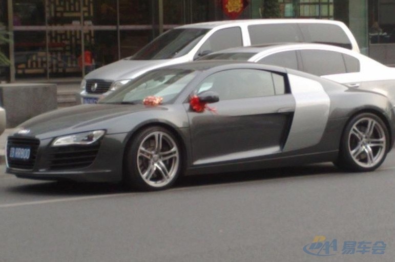 【北京街头惊现兰博基尼、保时捷、奥迪R8、