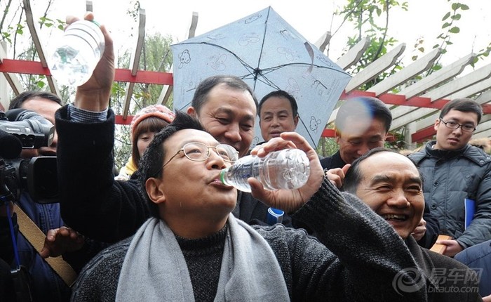 【重庆渝中区领导当众喝由粪水制取的净水】_