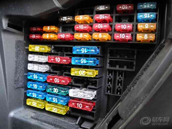 04款宝来保险盒图解 03款宝来保险盒图解