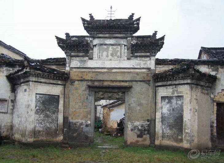 龙门古镇,是个距杭州仅五十余公里的小镇,据传是三国孙权的故里。村内以独特的明、清古建筑群而闻名,是现今江南地区明清古建筑群中保存较为完整的山乡古镇。村后有龙门山,海拔1067米,峰峦重叠,气象万千,为富阳群山之冠。东汉名士严子陵曾游龙门,观山势异常,赞叹:此地山清水秀,胜似吕梁龙门,古镇也因此得名。