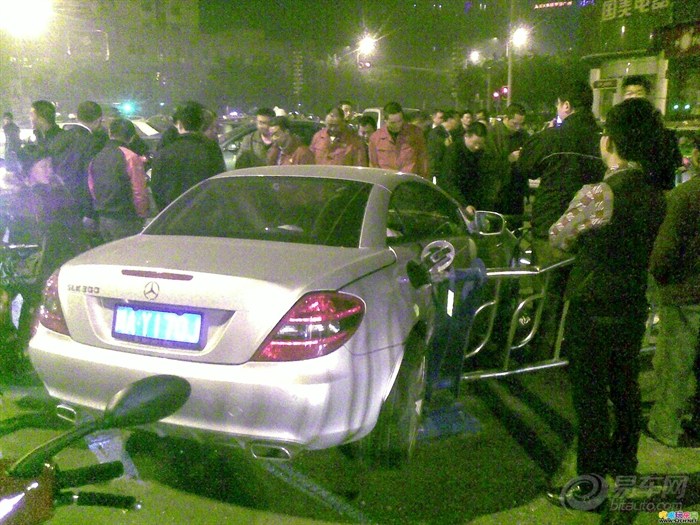 【奔驰肇事女车主跑了 两天后仍未露面】_frv论