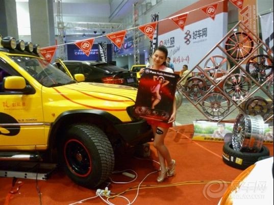 【惹火的陆风很拉风,一旁的车展很奔驰】_视频美女改装开美女图片