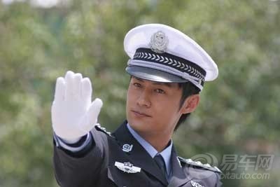 【今天早上交警向我敬礼了,感觉不对啦】_森雅