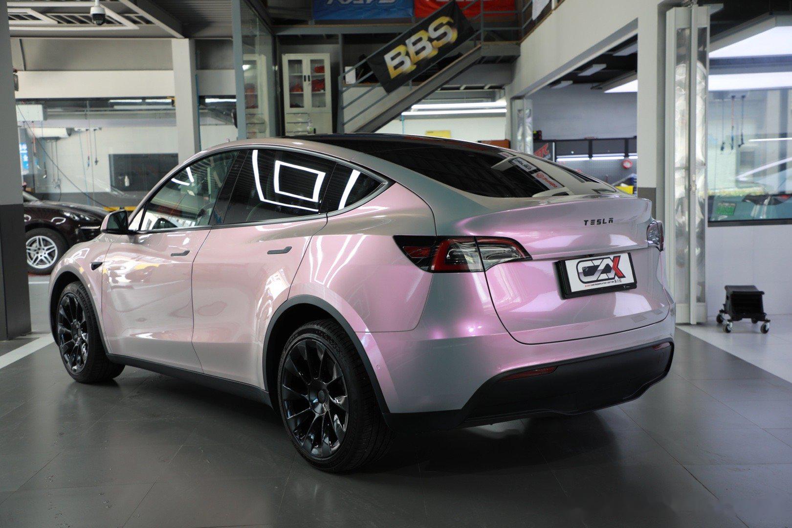 特斯拉model y改色贴膜 ax pet 梦幻灰完工 灰与紫渐变色系 你喜欢吗