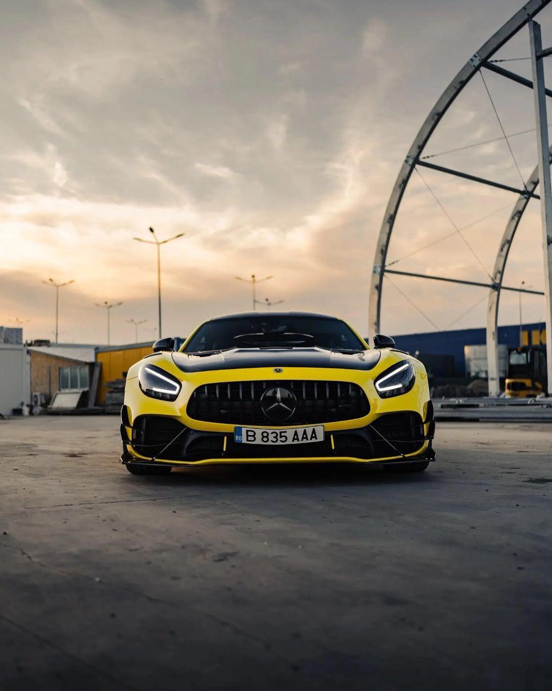 超跑#不是超跑,胜似超跑,奔驰amg gt r pro,它搭载4.0升v8双涡