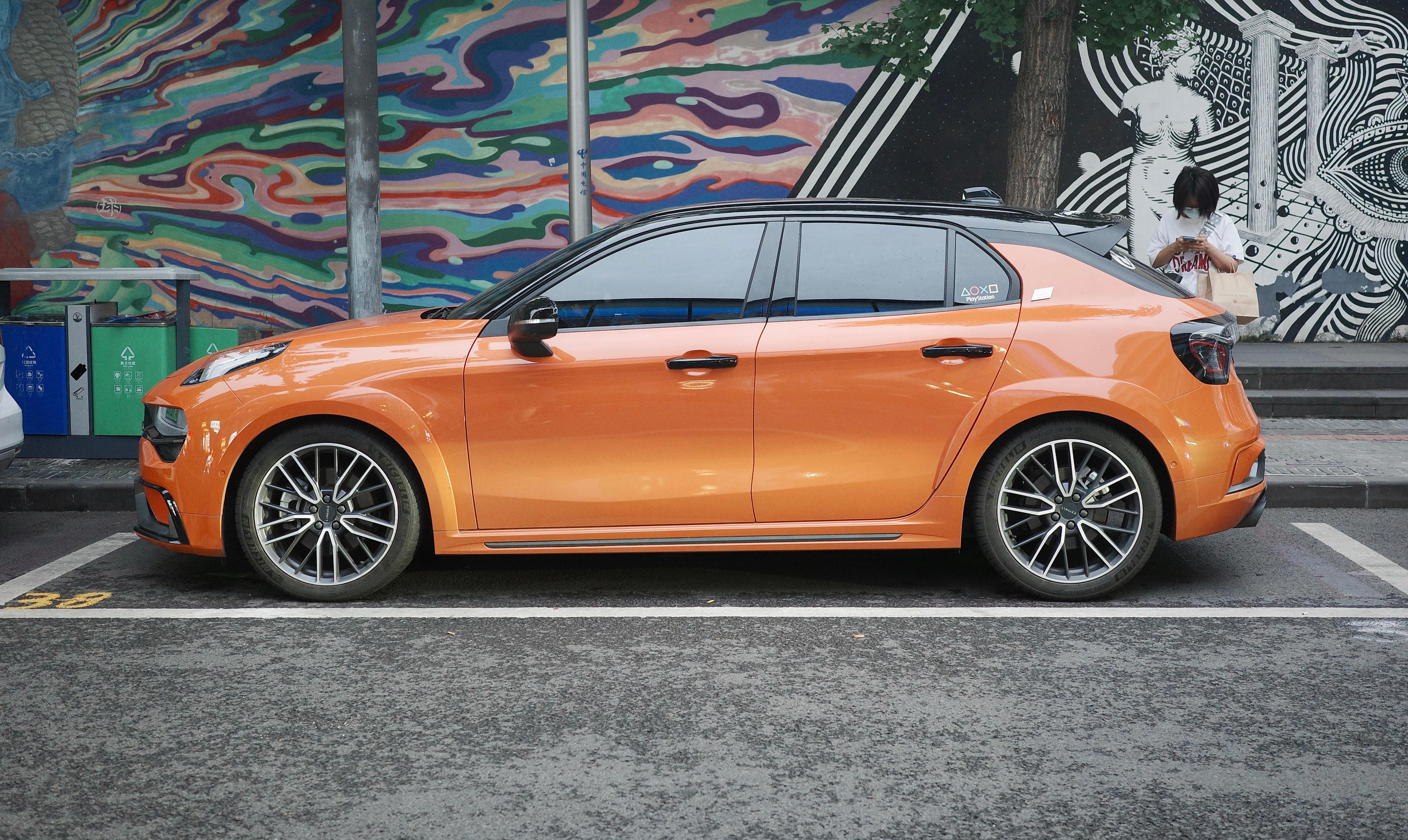 停完车按了一张这光线下漆面好像有点好看领克02hatchback