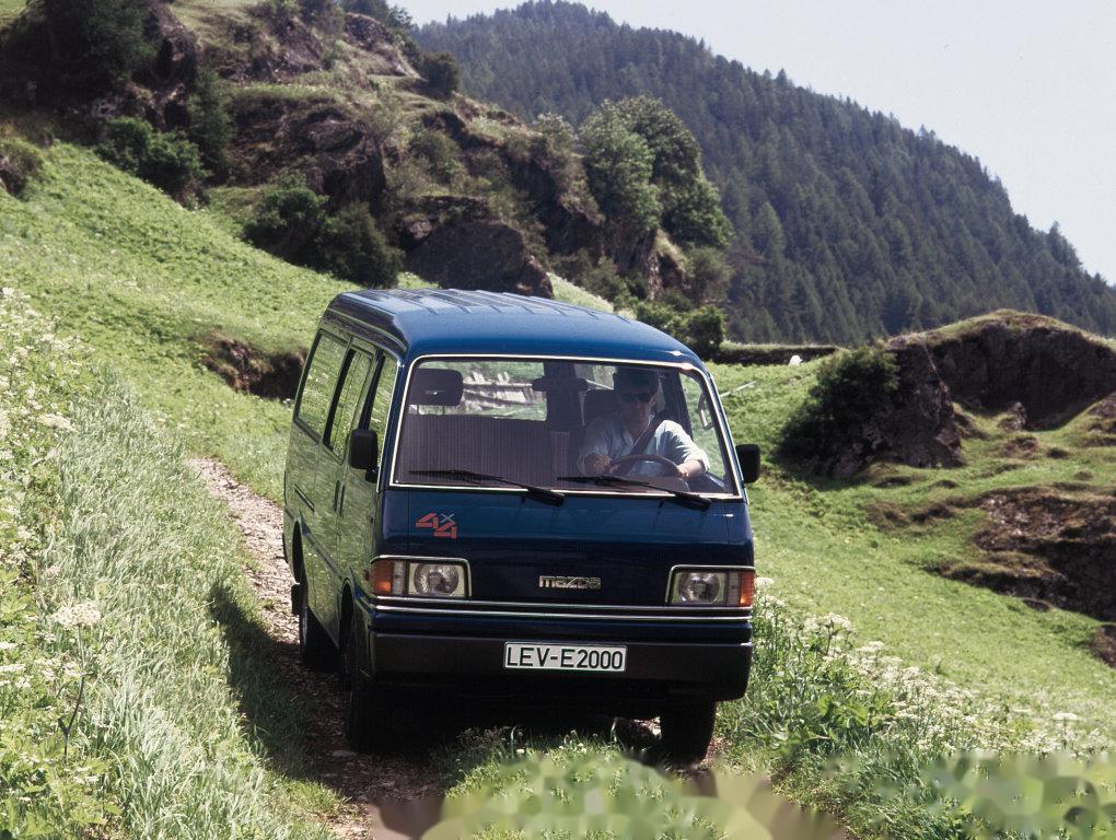 话说早在1986年,还不塞车的马自达就给第三代e系列(bongo)提供过四驱