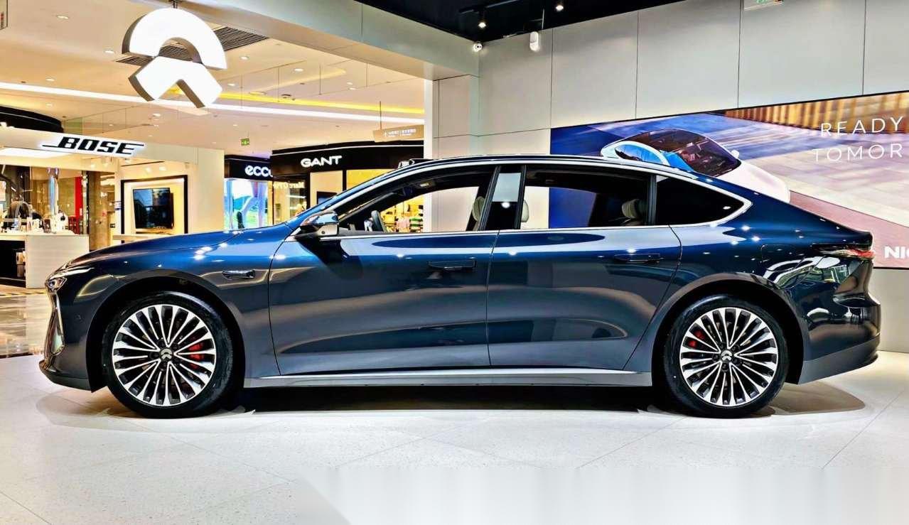 蔚来et7在中大型轿车里算是颜值天花板了吧7815这个蓝色太漂亮了