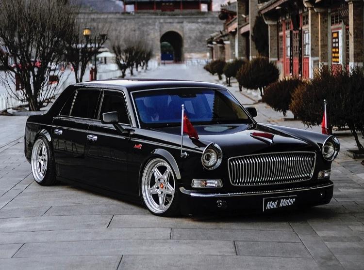 车#红旗l5车身庞大修长,线条平直稳重,样式复古,气质不怒自威.