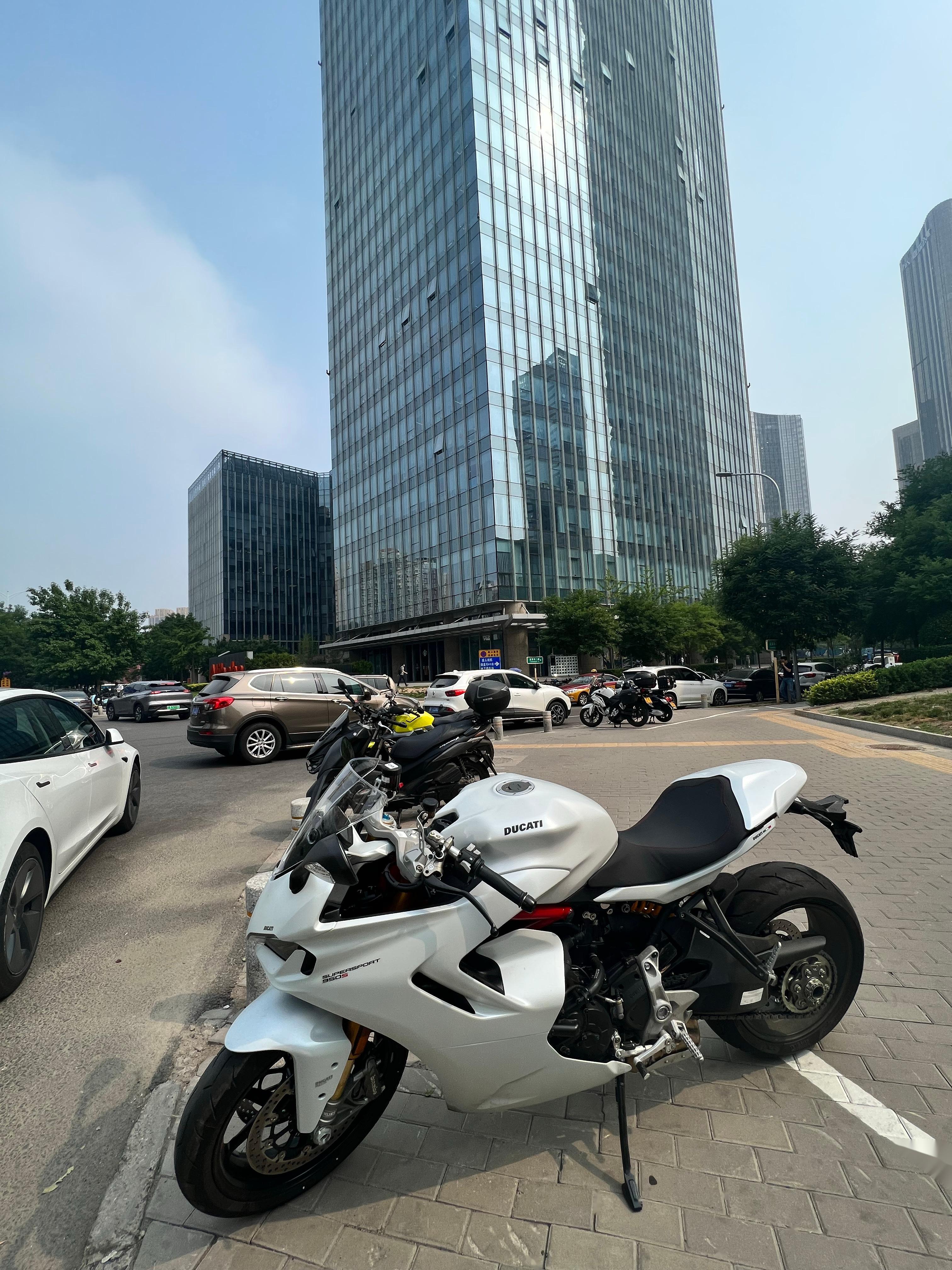 本周大白通勤碎片除了晴天有点烫都挺好女骑士杜卡迪摩托车