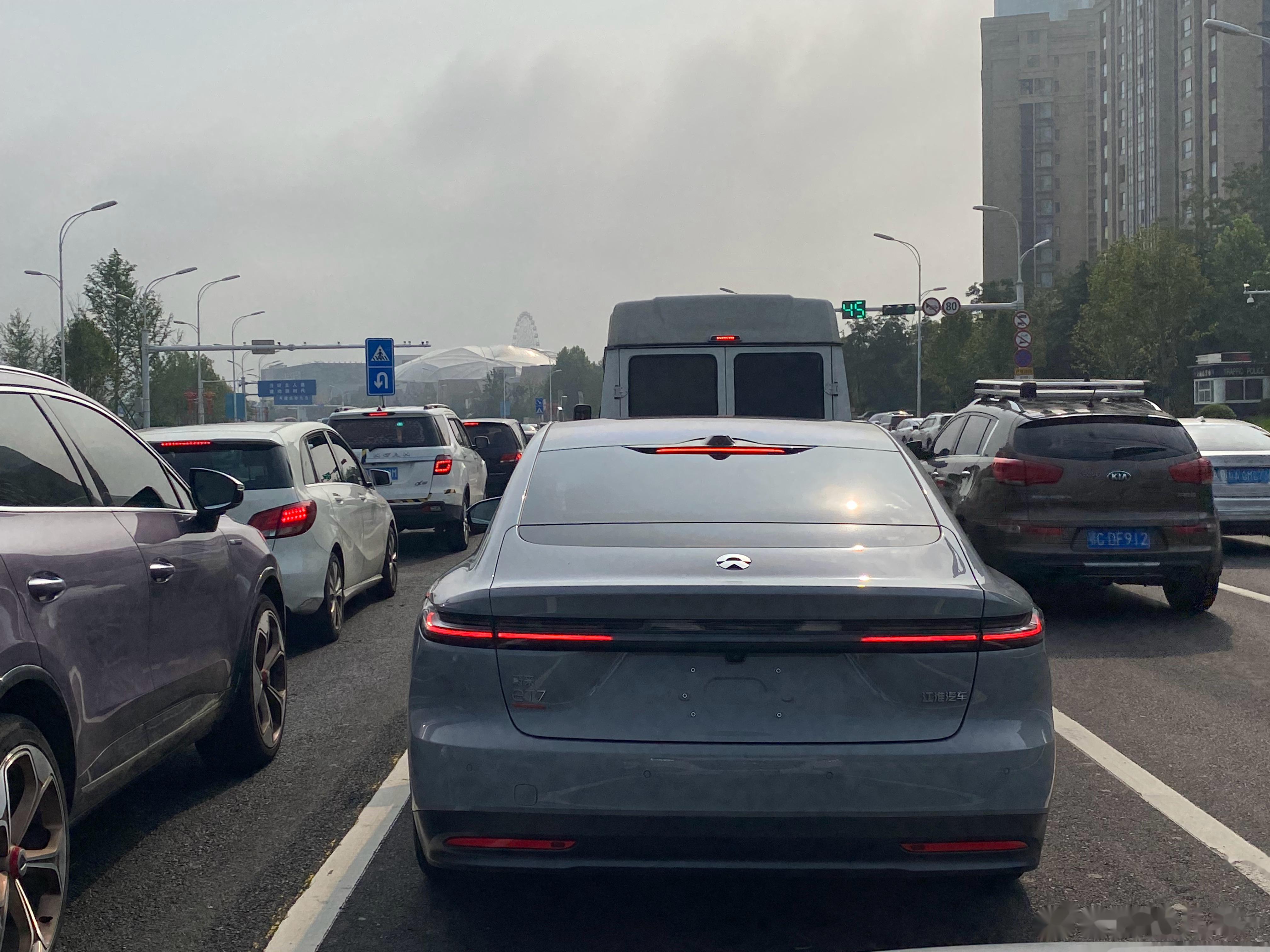 汽车蔚来et7车尾的"江淮汽车"看着好别扭,大家买了车会不会抠掉?