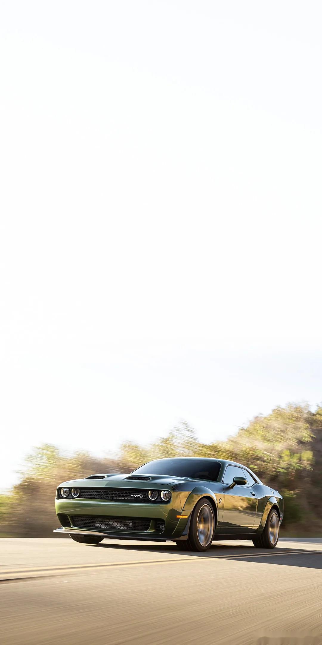 前段时间,道奇推出了挑战者srt宽体地狱猫的越狱版本.依旧搭载6.