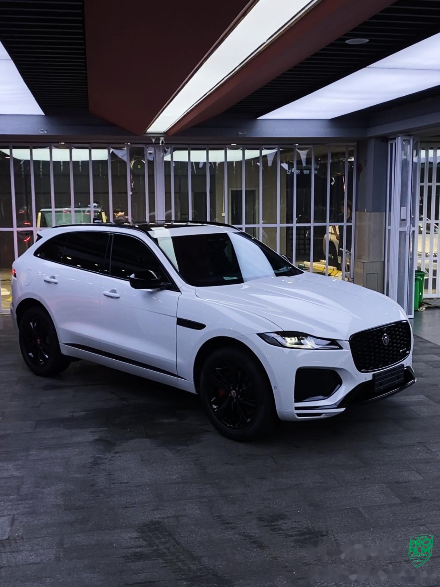 当初选择捷豹f-pace就是因为它的储物空间比较大,因为我要放很多东西.