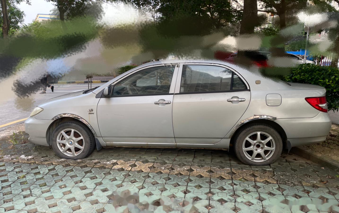 在停车场里看到一辆很久没动的车,这是#比亚迪# f3,是2005款的老车