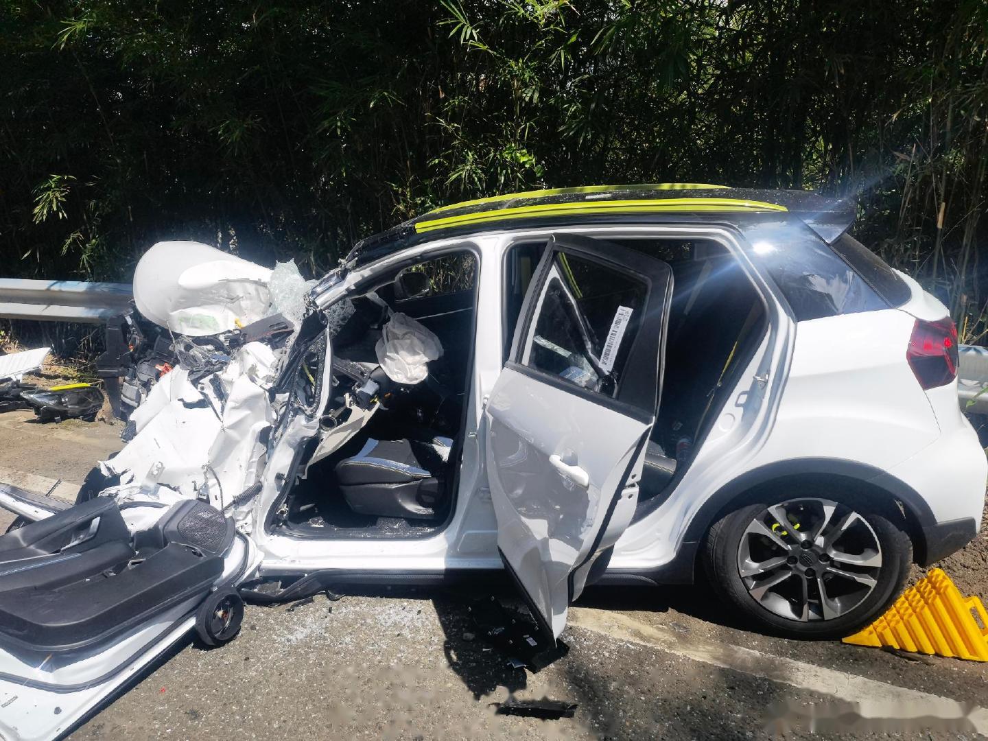 两汽车相撞,一人被困,情势危急】7月22日14时37分,海南省琼海市