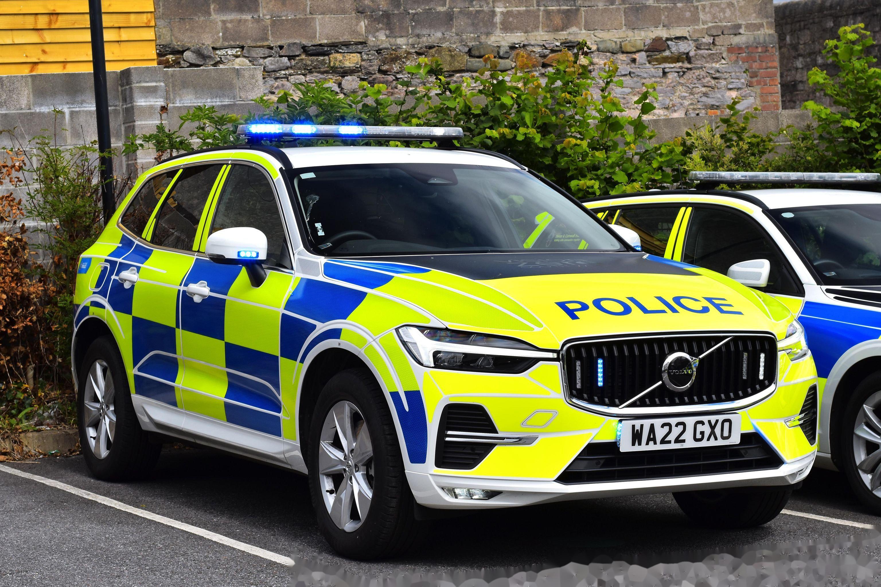 又是英国警方的各种沃尔沃警车 1&2 22款晚期型 v60 r