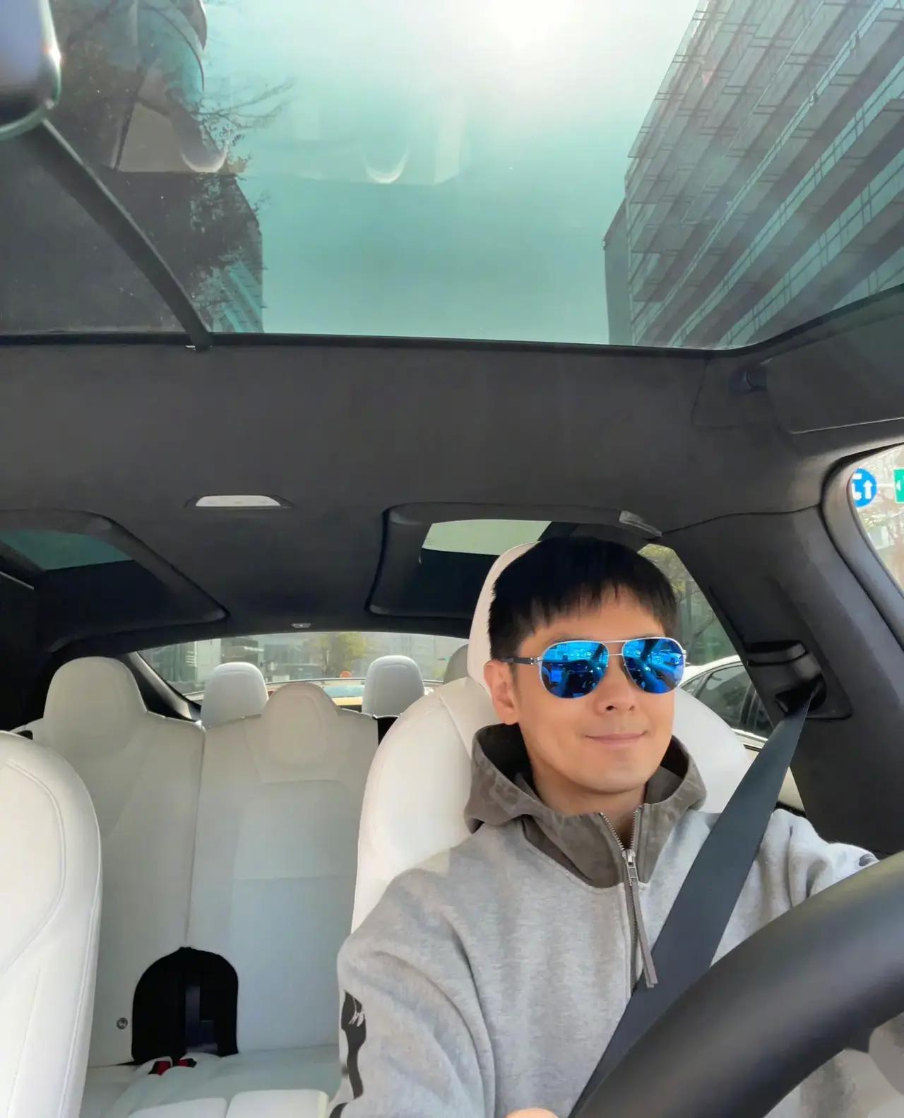 林志颖非常喜欢车,在他的个人账号基本上晒得都是车,而且林志颖自己也