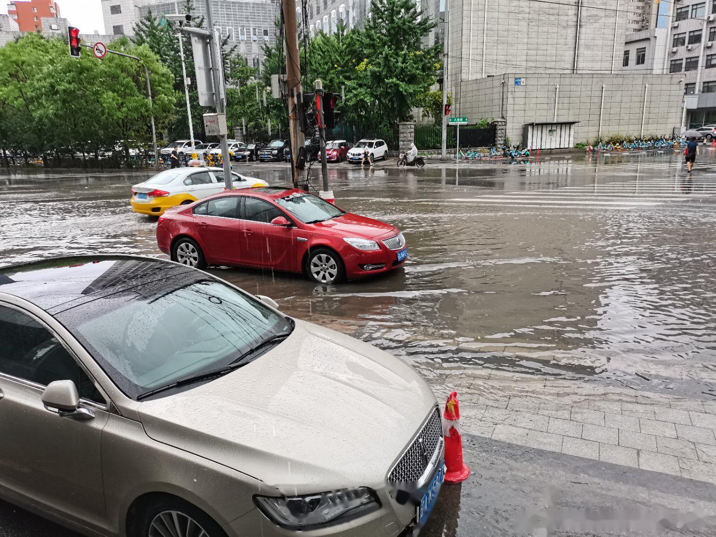 下雨挨浇图片