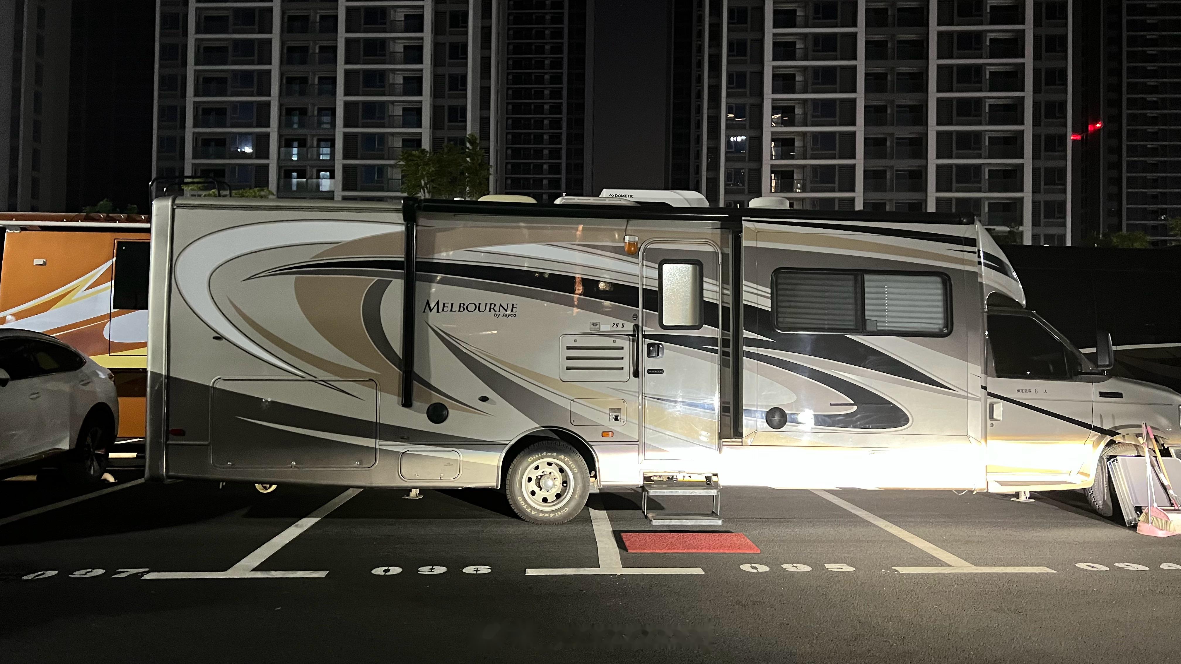 在停车场偶遇王一博房车,太帅了吧! 第一次零距离啊啊啊啊!激动坏了!