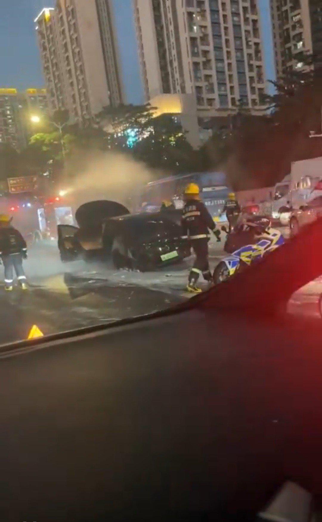 今日比亚迪一辆汉ev在深圳龙岗区,当街起火,现场浓烟滚滚