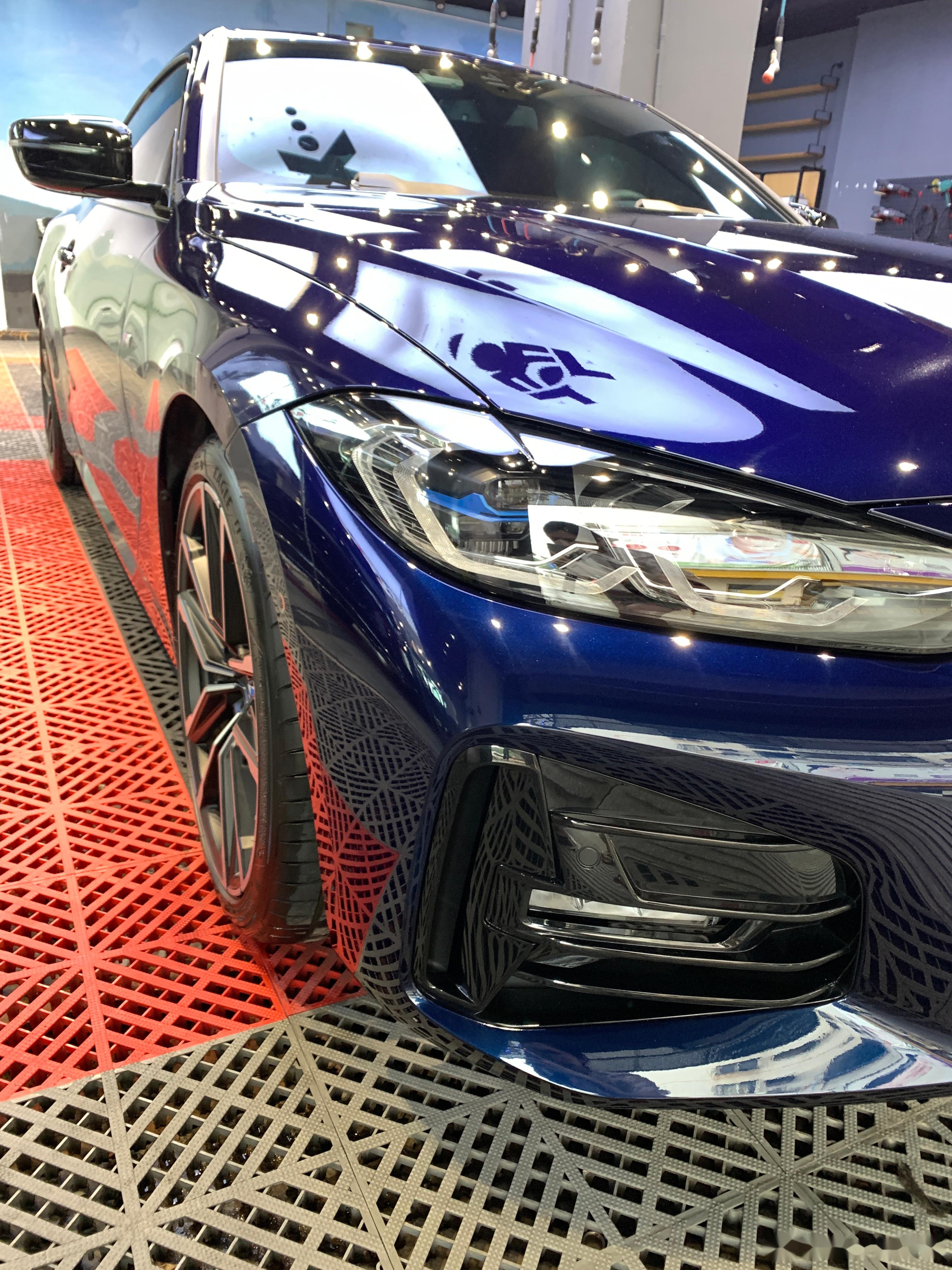 一抹帅气的丹泉石蓝. 一面养护,一面艺术. #宝马##宝马430i##打蜡# 东