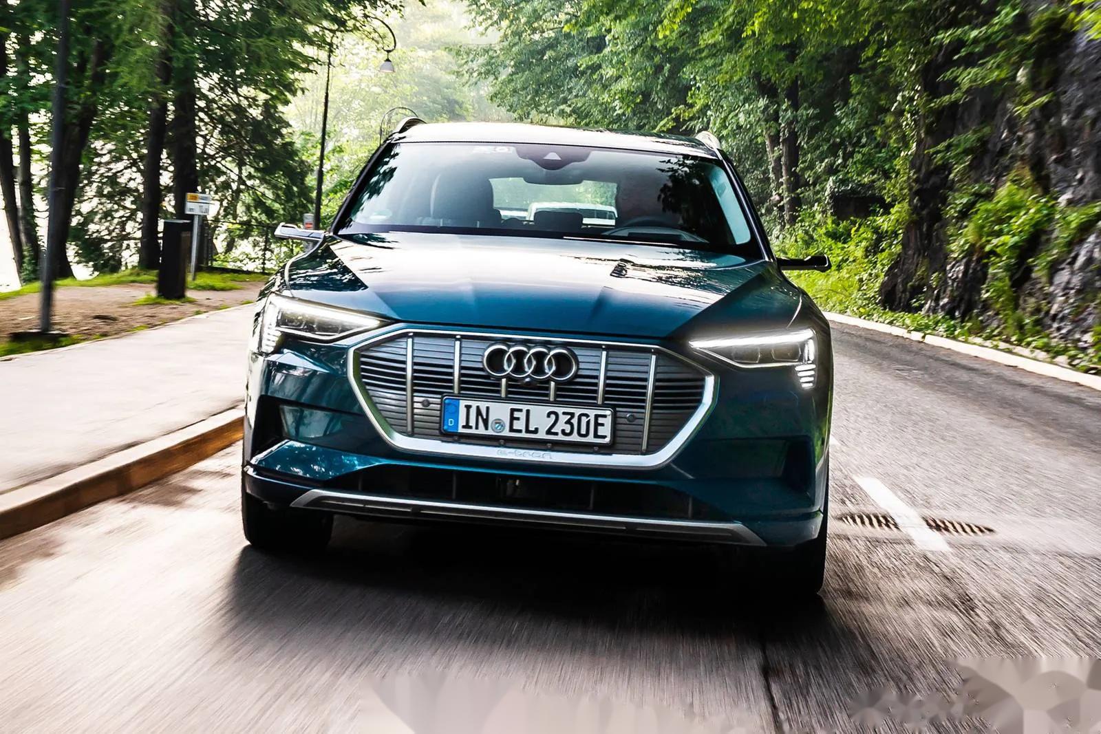 audi e-tron拥有宽敞的内部空间,舒适的座椅和很好乘坐体验及大量标准