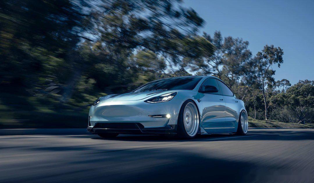 adro 推出了特斯拉 model 3 碳纖維航空套件,售價 5,500 美元