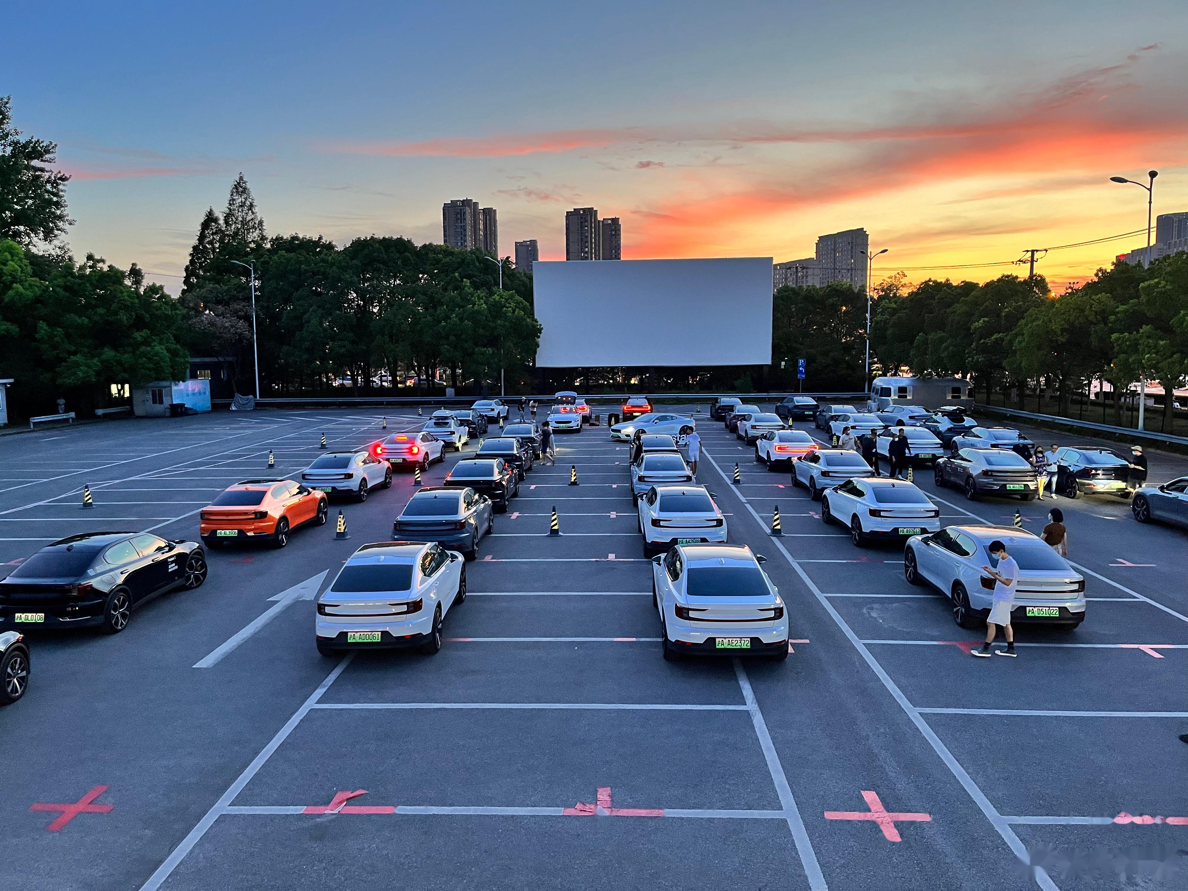 汽车电影院是什么意思（1930年的美国汽车电影院：在汽车里约会看电影是怎样的一种体验？） | 说明书网